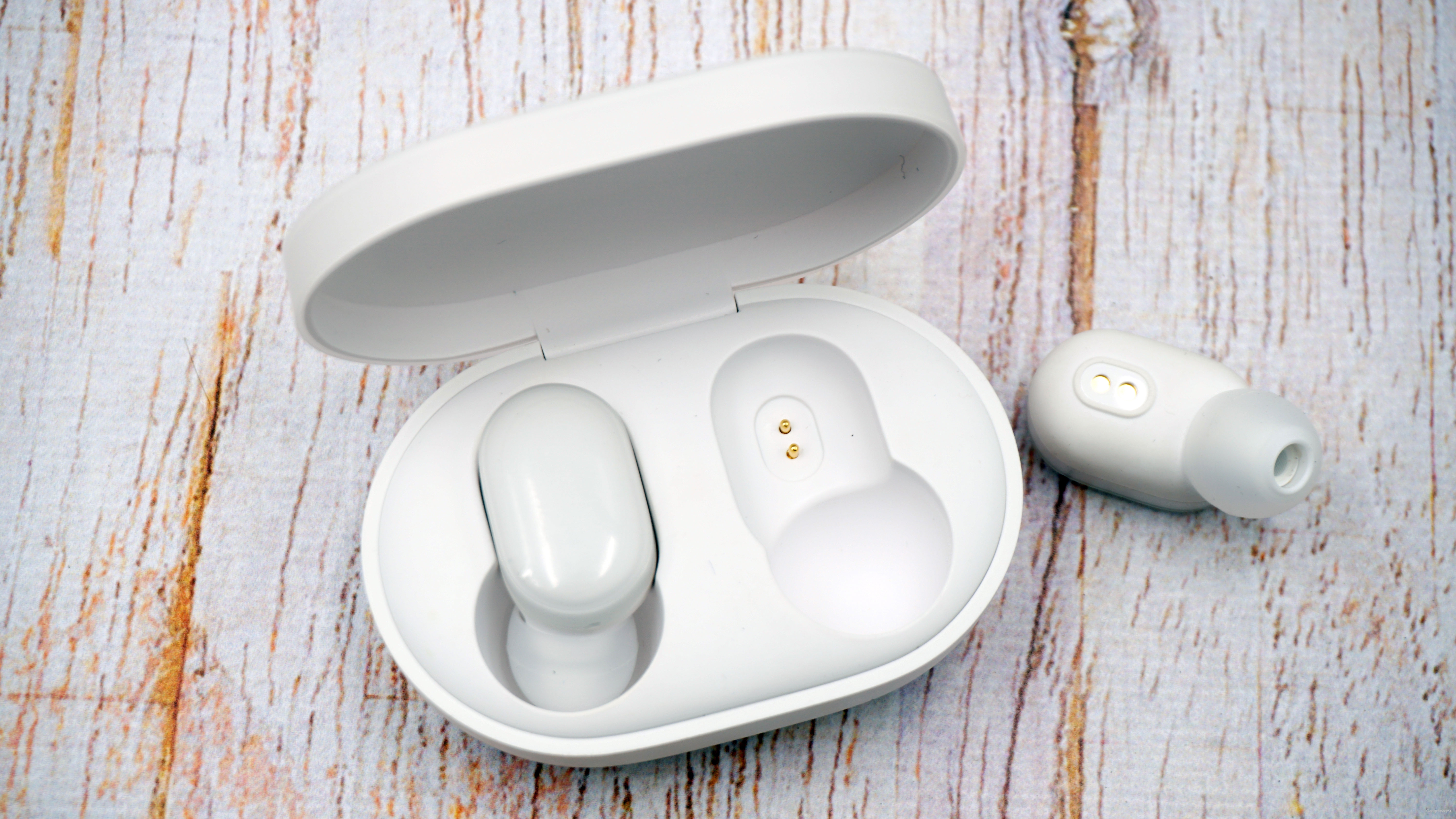 Xiaomi white наушники. Наушники Xiaomi Redmi airdots. Беспроводные наушники Xiaomi mi airdots. Xiaomi mi наушники беспроводные eirdots. Наушники mi airdots Youth Edition (White).